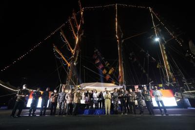 Suasana gelaran Surabaya Pahlawan Jazz dengan venue KRI Dewaruci, di Dermaga Madura Ujung, Koarmada II, Surabaya, Jawa Timur, Jumat (12/11/2021) malam.
