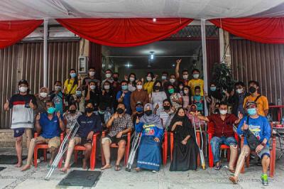 MNC Peduli dan Yayasan Etika Moral Indonesia (YEMI) berkolaborasi menyalurkan kaki palsu kepada para tuna daksa di Jakarta, Sabtu (13/11/2021).