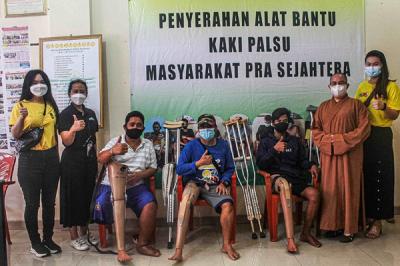 MNC Peduli dan Yayasan Etika Moral Indonesia (YEMI) berkolaborasi menyalurkan kaki palsu kepada para tuna daksa di Jakarta, Sabtu (13/11/2021).