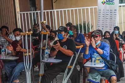 MNC Peduli dan Yayasan Etika Moral Indonesia (YEMI) berkolaborasi menyalurkan kaki palsu kepada para tuna daksa di Jakarta, Sabtu (13/11/2021).