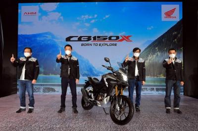 Motor sport adventure turing 150cc pertama di Indonesia New CB150X di Tangerang, Banten, Jumat (12/11/2021).