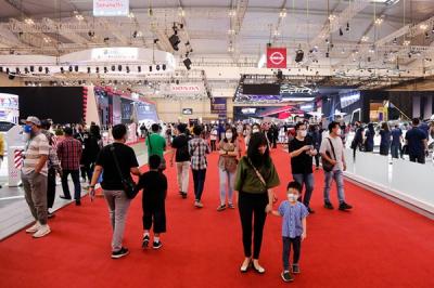 Pengunjung antre sebelum memasuki ajang GIIAS 2021 di ICE BSD City, Tangerang, Banten, Sabtu (13/11/2021).