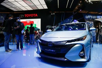 Pengunjung mengamati taksi listrik Toyota Prius PHEV di booth Toyota pada ajang GIIAS 2021 di ICE BSD City, Tangerang, Banten, Sabtu (13/11/2021).