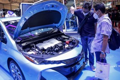 Pengunjung mengamati taksi listrik Toyota Prius PHEV di booth Toyota pada ajang GIIAS 2021 di ICE BSD City, Tangerang, Banten, Sabtu (13/11/2021).