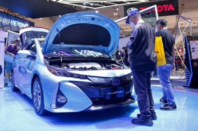 Pengunjung mengamati taksi listrik Toyota Prius PHEV di booth Toyota pada ajang GIIAS 2021 di ICE BSD City, Tangerang, Banten, Sabtu (13/11/2021).