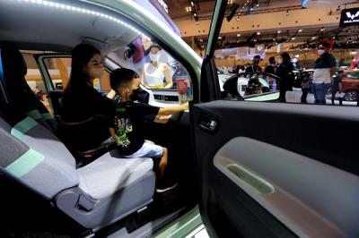 Pengunjung melihat mobil listik mungil di Booth Wuling Motors Indonesia pada ajang GIIAS 2021 di ICE BSD City, Tangerang, Banten, Jumat (12/11/2021).
