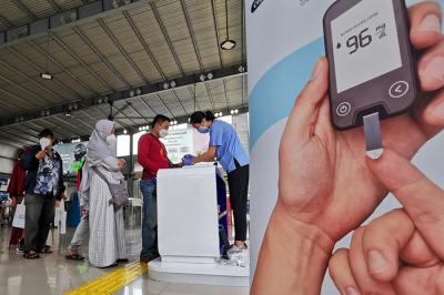 Para komuter mengikuti layanan secara gratis pengecekan gula darah dan mendapatkan edukasi mengenai diabetes di Stasiun Tanah Abang.