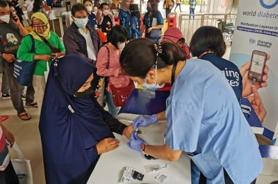 Para komuter mengikuti layanan secara gratis pengecekan gula darah dan mendapatkan edukasi mengenai diabetes di Stasiun Tanah Abang.
