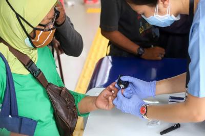 Para komuter mengikuti layanan secara gratis pengecekan gula darah dan mendapatkan edukasi mengenai diabetes di Stasiun Tanah Abang.