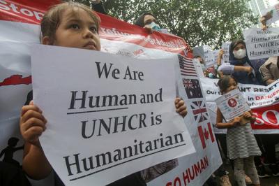 Puluhan pencari suaka asal Afghanistan kembali menggelar aksi unjuk rasa di luar Kantor United Nations High Commissioner for Refugees (UNHCR).