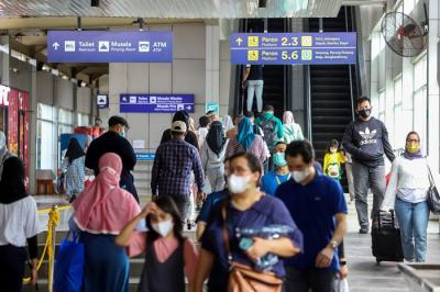 Para penumpang menuju peron kereta di Stasiun Tanah Abang, Jakarta Pusat, Minggu (14/11/2021).
