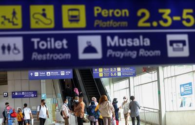 Para penumpang menuju peron kereta di Stasiun Tanah Abang, Jakarta Pusat, Minggu (14/11/2021).
