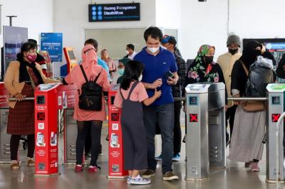 Para penumpang menuju peron kereta di Stasiun Tanah Abang, Jakarta Pusat, Minggu (14/11/2021).