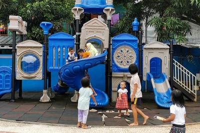 Anak-anak bermain di Taman, Jakarta Barat, Senin (15/11/2021).