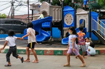 Anak-anak bermain di Taman, Jakarta Barat, Senin (15/11/2021).