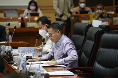 Rapat kerja dengan Komisi III DPR RI di Kompleks Parlemen, Senayan, Jakarta, Senin (15/11/2021).