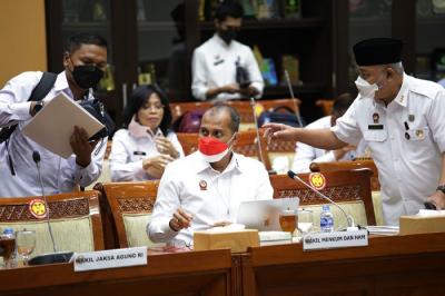 Rapat kerja dengan Komisi III DPR RI di Kompleks Parlemen, Senayan, Jakarta, Senin (15/11/2021).