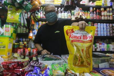Pedagang manata minyak goreng di salah satu kios di Pasar Santa, Jakarta Selatan, Senin (15/11/2021).