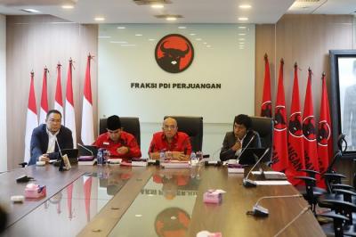 Keterangan pers terkait kebakaran kilang Pertamina di Kompleks Parlemen, Senayan, Jakarta, Senin (15/11/2021).
