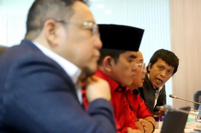 Keterangan pers terkait kebakaran kilang Pertamina di Kompleks Parlemen, Senayan, Jakarta, Senin (15/11/2021).