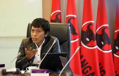 Keterangan pers terkait kebakaran kilang Pertamina di Kompleks Parlemen, Senayan, Jakarta, Senin (15/11/2021).