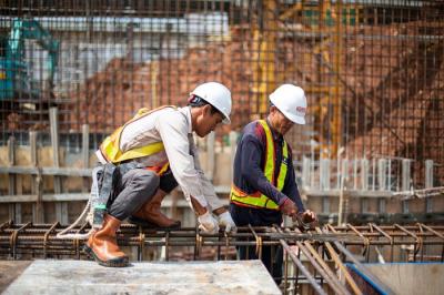 Pekerja menyelesaikan salah satu proyek di Jakarta, kemarin.