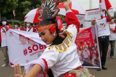 Sejumlah relawan menggelar aksi damai persatuan Indonesia mendukung Jokowi dan Prabowo di Jakarta, Senin (15/11/2021).