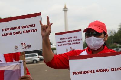 Sejumlah relawan menggelar aksi damai persatuan Indonesia mendukung Jokowi dan Prabowo di Jakarta, Senin (15/11/2021).