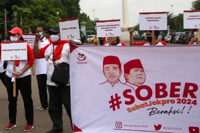 Sejumlah relawan menggelar aksi damai persatuan Indonesia mendukung Jokowi dan Prabowo di Jakarta, Senin (15/11/2021).