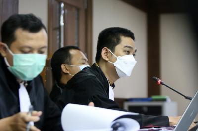 Terdakwa mantan Penyidik KPK Stepanus Robin Pattuju menjalani sidang lanjutan di Pengadilan Tipikor, Jakarta, Senin (15/11/2021).