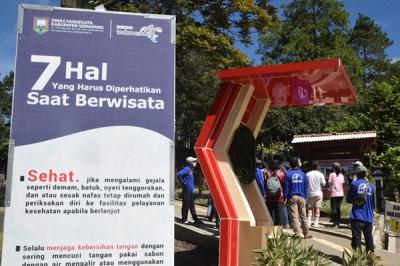 Pengunjung asyik menikmati sejumlah wahana di objek wisata Ayanaz Gedong Songo, kompleks Candi Gedong Songo, Kabupaten Semarang, Jawa Tengah.