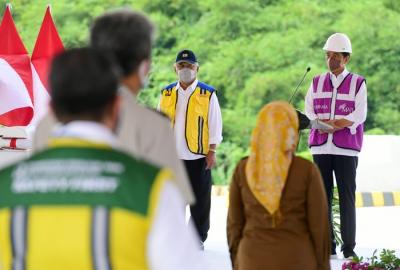 Presiden Joko Widodo meresmikan jalan tol Serang-Panimbang seksi I ruas Serang-Rangkasbitung di Gerbang Tol Rangkasbitung, Kabupaten Lebak.
