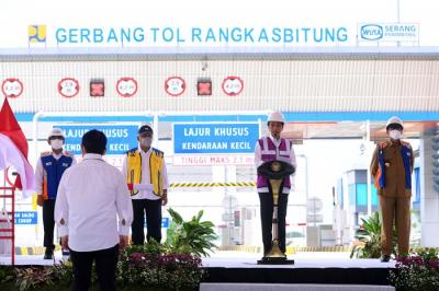 Presiden Joko Widodo meresmikan jalan tol Serang-Panimbang seksi I ruas Serang-Rangkasbitung di Gerbang Tol Rangkasbitung, Kabupaten Lebak.