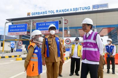 Presiden Joko Widodo meresmikan jalan tol Serang-Panimbang seksi I ruas Serang-Rangkasbitung di Gerbang Tol Rangkasbitung, Kabupaten Lebak.