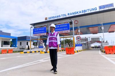 Presiden Joko Widodo meresmikan jalan tol Serang-Panimbang seksi I ruas Serang-Rangkasbitung di Gerbang Tol Rangkasbitung, Kabupaten Lebak.