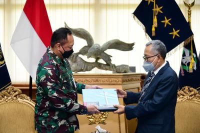 Kepala Staf Angkatan Udara Marsekal TNI Fadjar Prasetyo menerima kunjungan Ketua Air Power Center Indonesia, Marsda TNI (Purn) D Koesnadi Kardi.