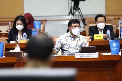 Menteri Komunikasi dan Informatika Johnny G Plate mengikuti rapat dengar pendapat dengan Komisi I DPR.