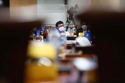 Menteri Komunikasi dan Informatika Johnny G Plate mengikuti rapat dengar pendapat dengan Komisi I DPR.
