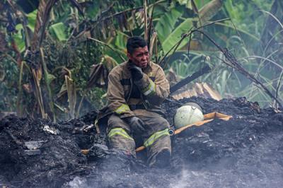 Petugas Pemadam Kebakaran melakukan pendinginan api kebakaran pabrik penggilingan kapas di Pasar Rebo, Jakarta Timur, Selasa (16/11/2021).