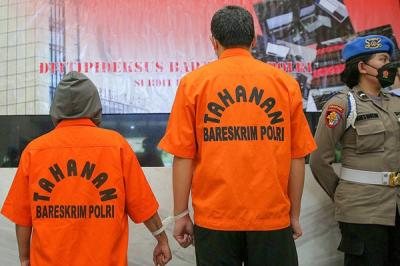 Keterangan pers terkait kasus pinjaman online ilegal di Mabes Polri, Jakarta, Selasa, (16/11/2021).