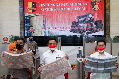 Keterangan pers terkait kasus pinjaman online ilegal di Mabes Polri, Jakarta, Selasa, (16/11/2021).
