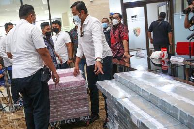 Keterangan pers terkait kasus pinjaman online ilegal di Mabes Polri, Jakarta, Selasa, (16/11/2021).