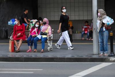 Suasana mobilitas warga di Jalan Jendral Sudirman, Jakarta Pusat, Selasa (16/11/2021).