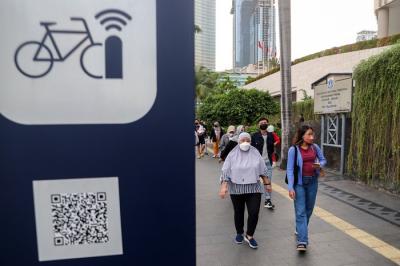 Suasana mobilitas warga di Jalan Jendral Sudirman, Jakarta Pusat, Selasa (16/11/2021).