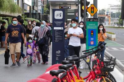 Suasana mobilitas warga di Jalan Jendral Sudirman, Jakarta Pusat, Selasa (16/11/2021).