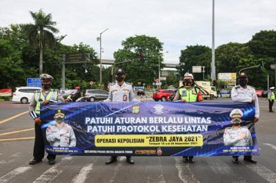 Selain sosialisasi mengenai operasi zebra, aparat polisi juga terus mengingatkan untuk semua masyarakat agar tetap mematuhi protokol kesehatan.