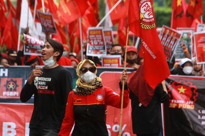 Ratusan buruh yang tergabung dalam Aliansi Buruh Jawa Tengah menggelar unjuk rasa di depan kantor DPRD Jateng, Jalan Pahlawan, Semarang, Rabu (17/11/2021).
