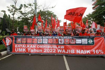 Ratusan buruh yang tergabung dalam Aliansi Buruh Jawa Tengah menggelar unjuk rasa di depan kantor DPRD Jateng, Jalan Pahlawan, Semarang, Rabu (17/11/2021).