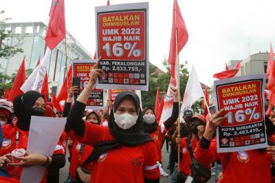 Ratusan buruh yang tergabung dalam Aliansi Buruh Jawa Tengah menggelar unjuk rasa di depan kantor DPRD Jateng, Jalan Pahlawan, Semarang, Rabu (17/11/2021).