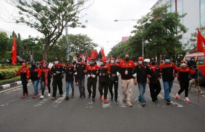 Ratusan buruh yang tergabung dalam Aliansi Buruh Jawa Tengah menggelar unjuk rasa di depan kantor DPRD Jateng, Jalan Pahlawan, Semarang, Rabu (17/11/2021).